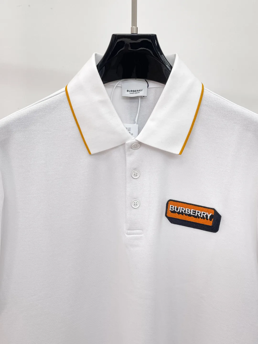 BURBERRY New Arrival Polo shirt, complete with three labels, original fabric, original customized accessories, official Same Style, using 210 grams of pure cotton pique fabric, customized same-tank dyed fabric, very comfortable and smooth to the touch, very wide and stylish, produced by a first-line brand on behalf of Factory, imported Behringer embroidery machine, embroidery is full and textured, imported Kangli direct-injection machine, printing is clear and textured, the collar rib is woven with imported yarn It will not lose shape after being worn for a long time. It is the most New Arrival style in spring and summer. It is fashionable and individual. It is super Versatile and looks good. It is very suitable for both men and women. It is a must-have for everyone. Size: S-XXL